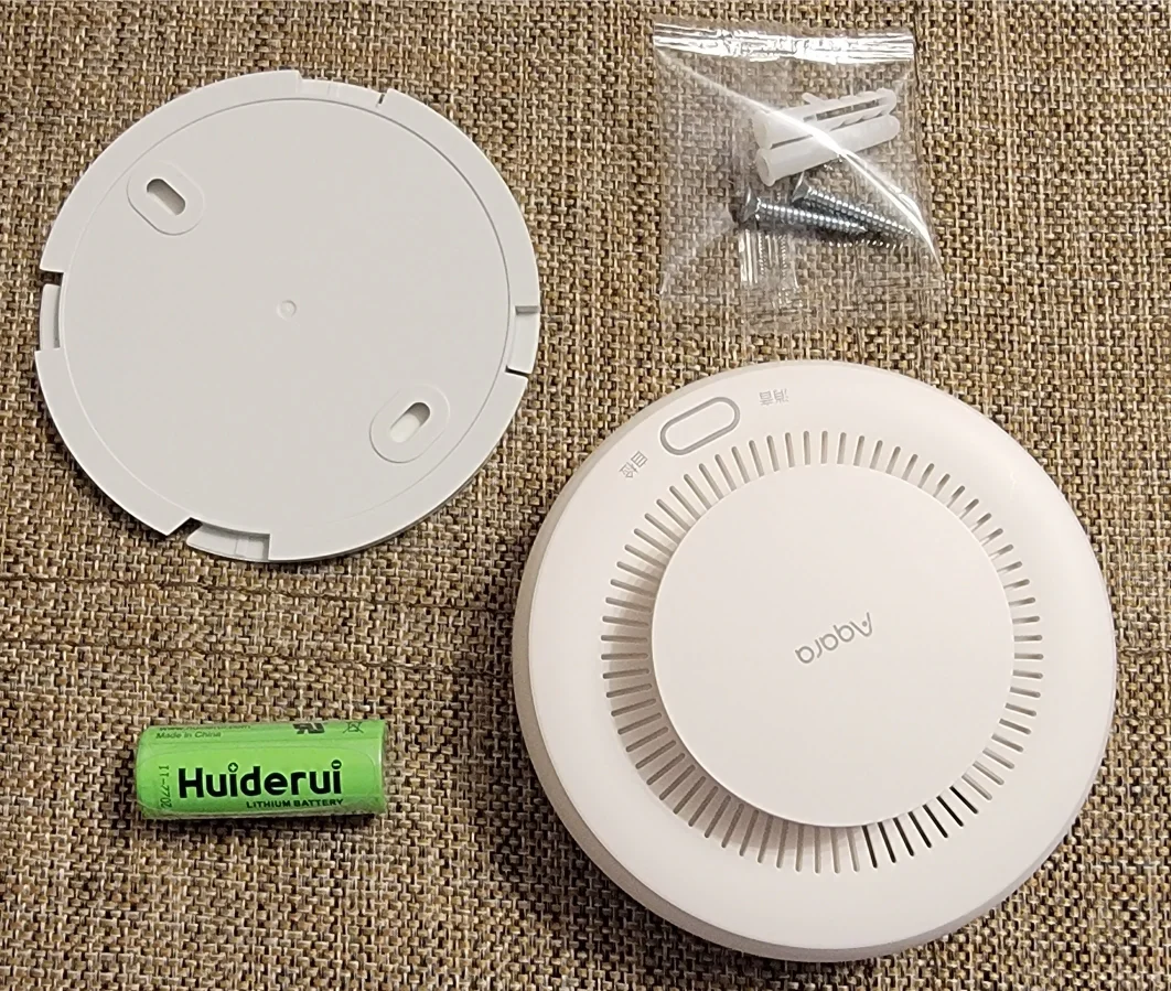 smart smoke detector sensor for home security with zigbee 3.0 and sound alert features - الصورة 4