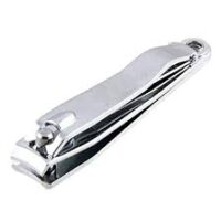 صورة مقربة لقصافة جلد حول الأظافر المصنوعة من الفولاذ المقاوم للصدأ، تُستخدم لقص الجلد حول الأظافر وتشكيلها.